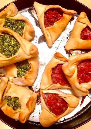 Una foto de Sfijas o empanadas árabes de acelga y carne