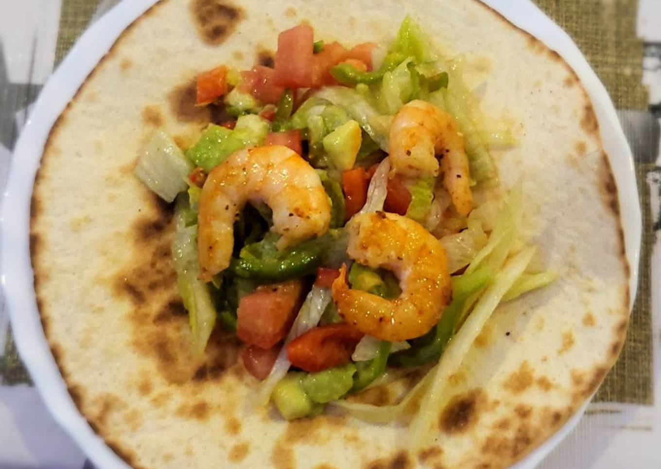 Tortita de maíz con ensalada y langostinos