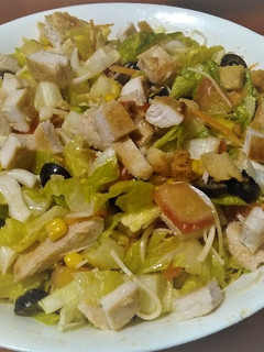Una foto de Ensalada con pollo