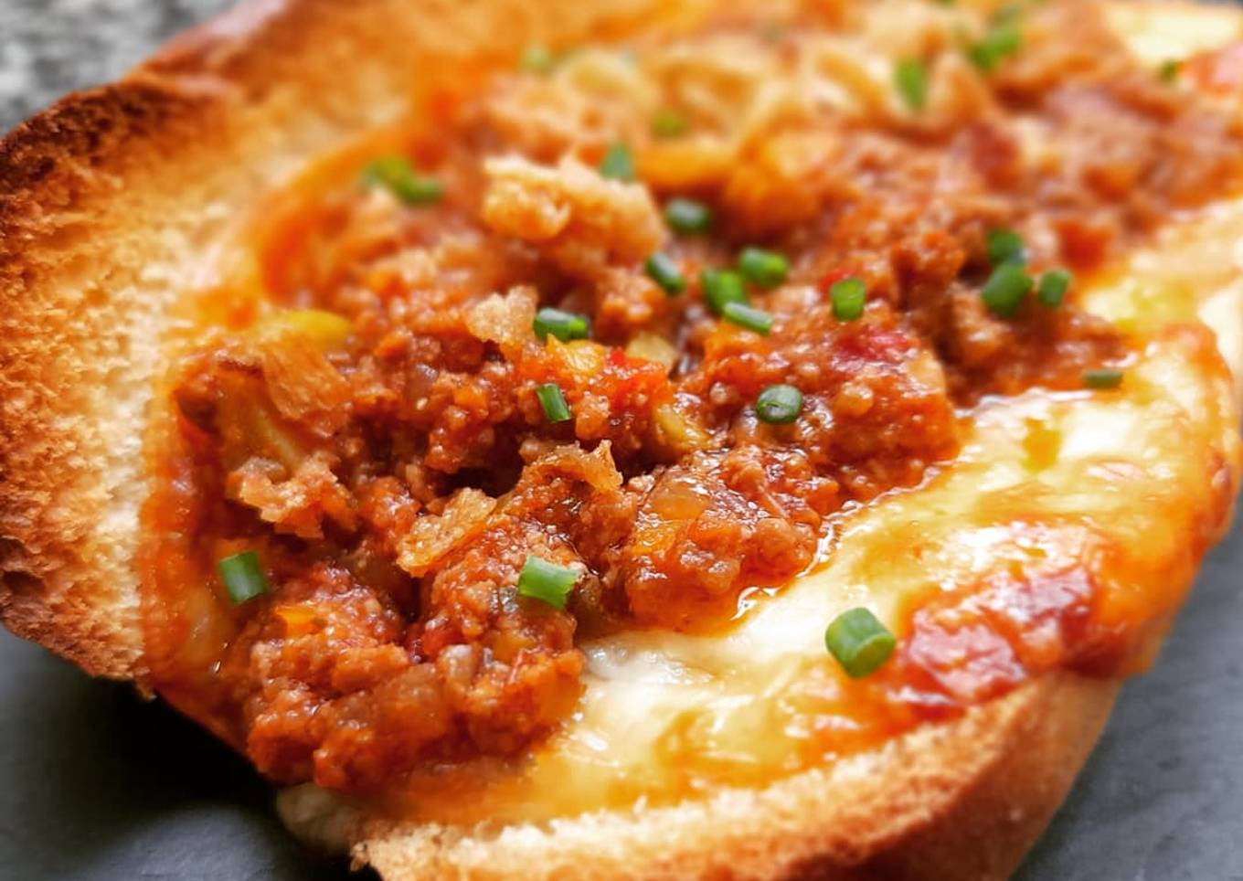 Brioche de picadillo cubano con mozzarella gratinada