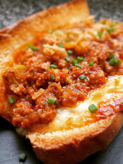 Una foto de Brioche de picadillo cubano con mozzarella gratinada