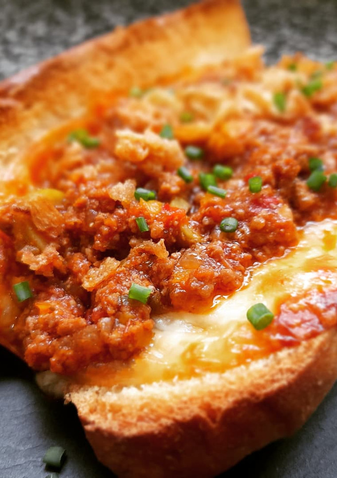 Una foto de Brioche de picadillo cubano con mozzarella gratinada