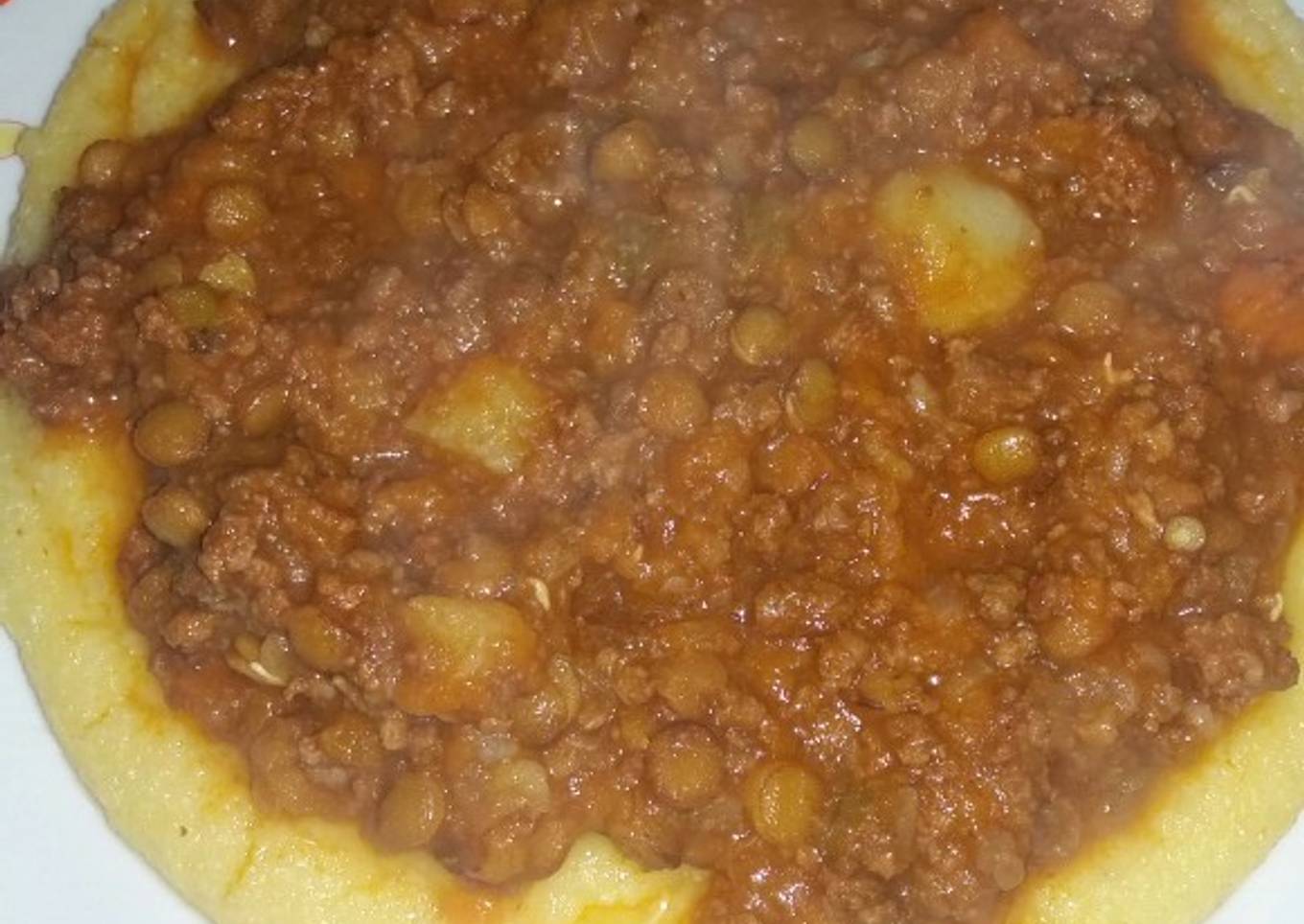 Polenta con salsa y lentejas