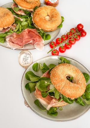 Une photo de Bagel tartinade tomates séchées - ricotta / jambon de parme