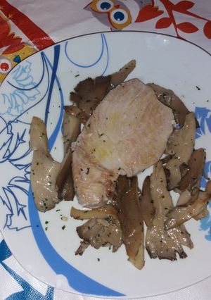 Una foto de Lomo de atún con setas