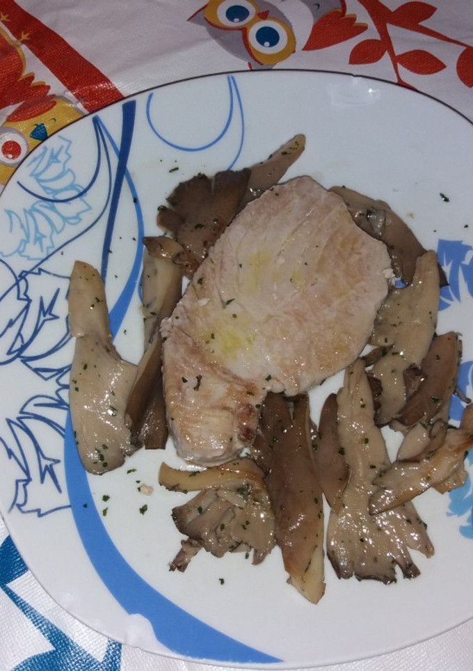 Una foto de Lomo de atún con setas