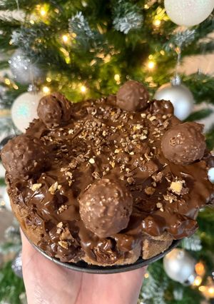 Una foto de Tarta de queso Ferrero con crocanti de almendras caseras en freidora de Aire