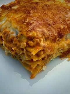 Una foto de Lasaña de merluza, anchoa y pisto