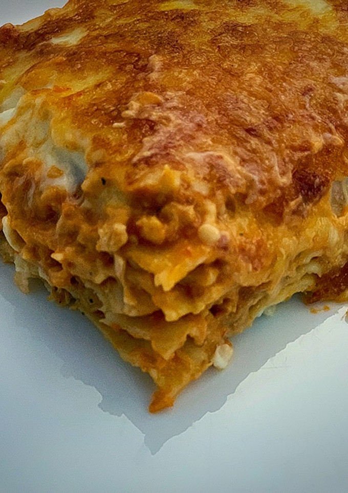 Una foto de Lasaña de merluza, anchoa y pisto