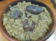 Una foto de cazuela de mariscos con arroz