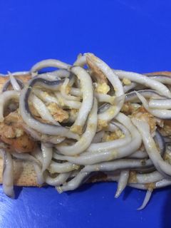 Una foto de Tosta de gulas revuelta con pollo a la cajún y huevo