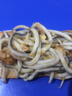 Una foto de Tosta de gulas revuelta con pollo a la cajún y huevo
