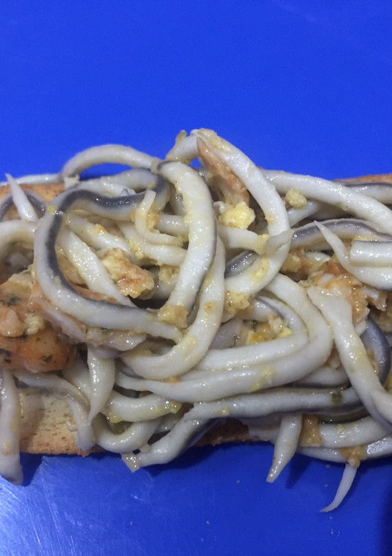 Una foto de Tosta de gulas revuelta con pollo a la cajún y huevo