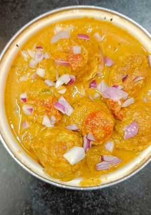 முட்டை பணியார குழம்பு(muttai paniyara kulambu recipe in tamil) செய்முறை முக்கிய புகைப்படம்