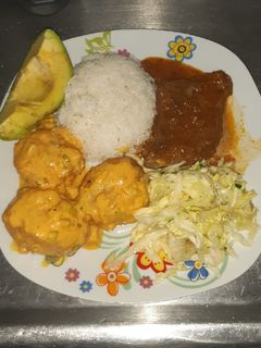 Una foto de Sobrebarriga en salsa inglesa con papa chorreada