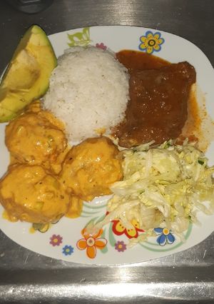 Una foto de Sobrebarriga en salsa inglesa con papa chorreada