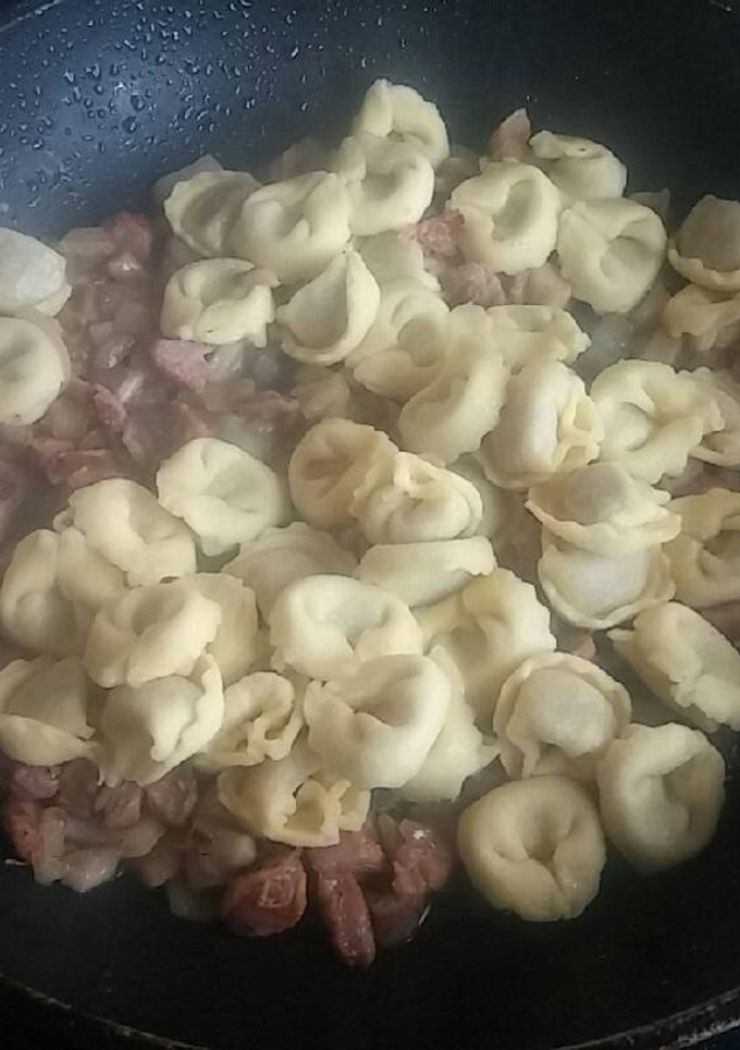 Una foto de Tortellini con salchichas y bacon