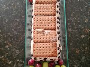 Una foto de tarta de uvas y chocolate