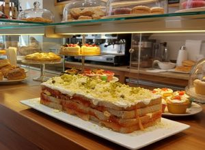 Una foto de Pastel Frío de Salmón, Pimientos de Piquillo y Huevo Mimosa