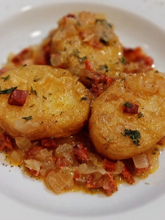 Una foto de Patatas a la importancia con chorizo