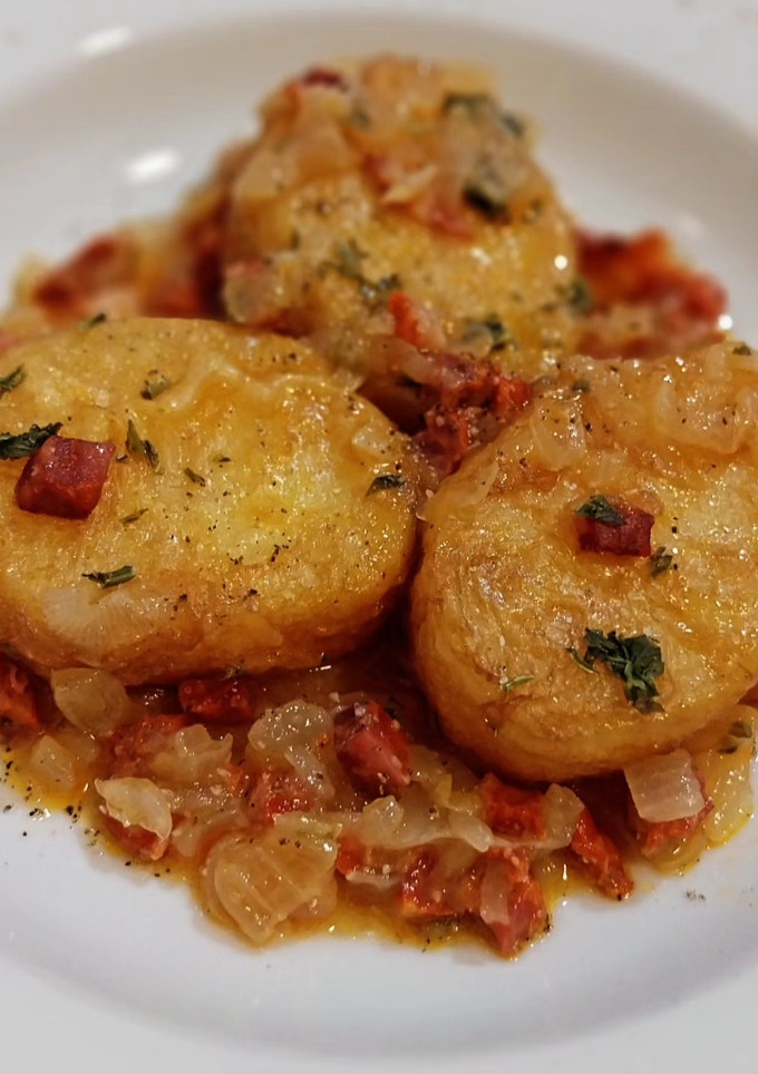 Una foto de Patatas a la importancia con chorizo