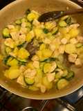Bocconcini di pollo con patate e zucchine