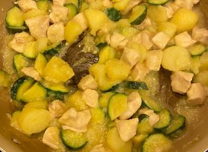 Foto di Bocconcini di pollo con patate e zucchine