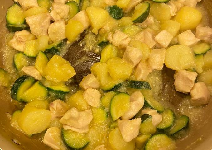 Bocconcini di pollo con patate e zucchine