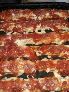 Una foto de Canelones con salsa roja y salsa blanca