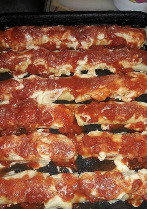 Una foto de Canelones con salsa roja y salsa blanca