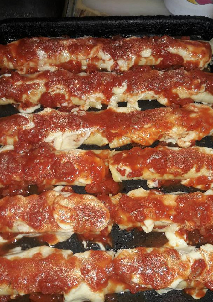 Una foto de Canelones con salsa roja y salsa blanca