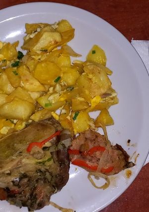 Una foto de Osobuco y chori a la criolla y revuelto de papa y verdeo