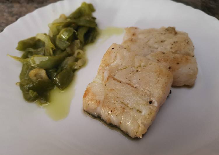 Bacalao o merluza al vapor con guarnición de pimientos verdes