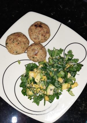Una foto de Croquetas de atún y ensalada de mango y aguacate