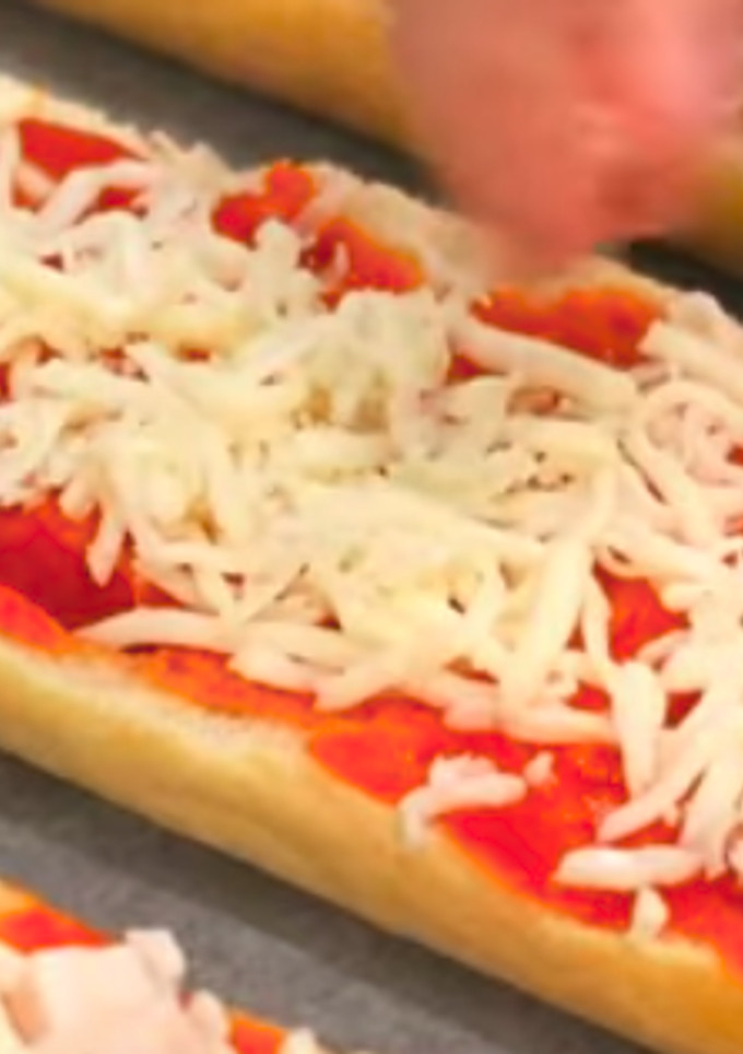 Una foto de Pizza al pan  muy fácil!!!