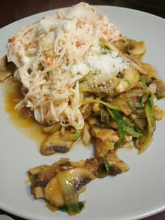 Una foto de Tallarines de calabacín con surimi y champiñones. Receta 5*