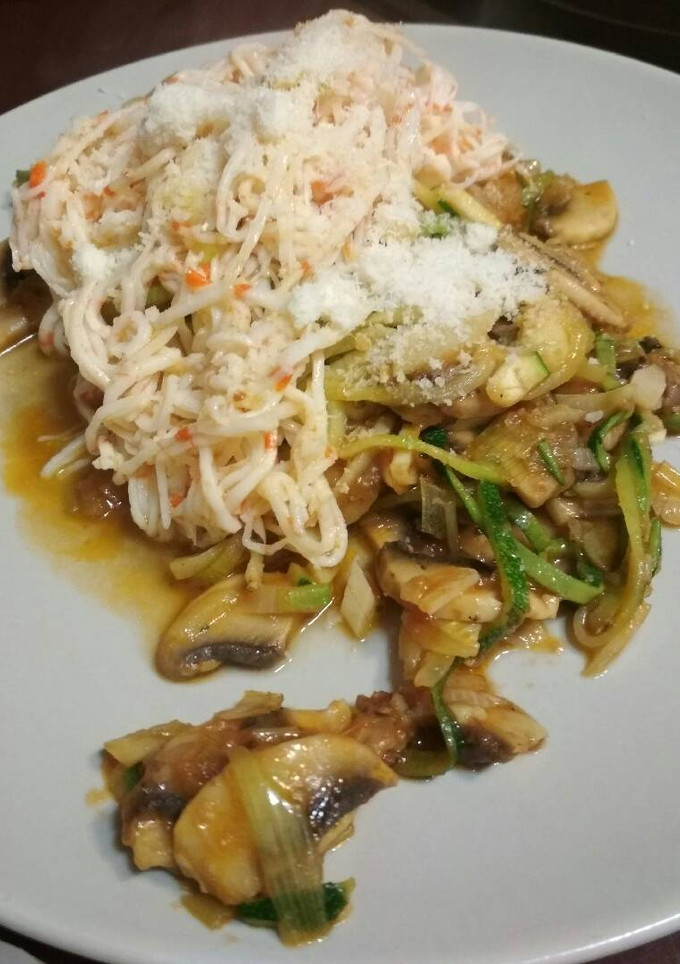 Una foto de Tallarines de calabacín con surimi y champiñones. Receta 5*