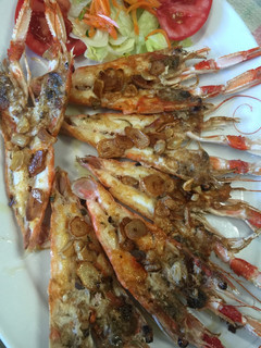 Una foto de Cigalas a la plancha con ajillos fritos