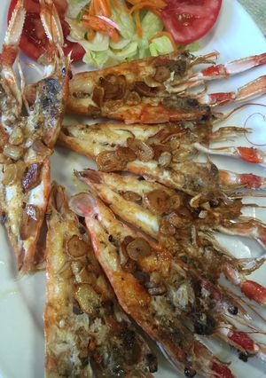 Una foto de Cigalas a la plancha con ajillos fritos
