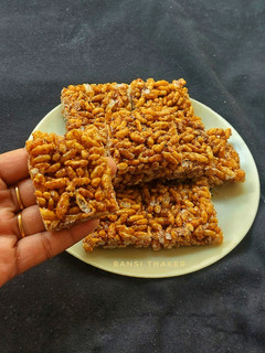 મમરા ની ચીક્કી (Mamara Chikki Recipe In Gujarati) રેસીપી મુખ્ય ફોટો
