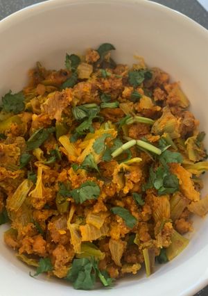 A picture of Spring onion curry with Besan flour.
