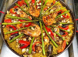 Una foto de Paella a la valenciana con toques peruanos 🇵🇪