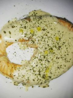 Una foto de Salmón con salsa ligera