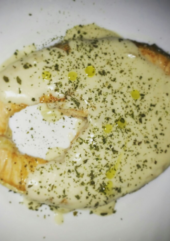 Una foto de Salmón con salsa ligera
