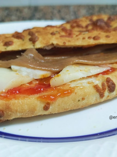 Una foto de Bocadillo de focaccia con queso al pimentón y anchoas en Airfryer