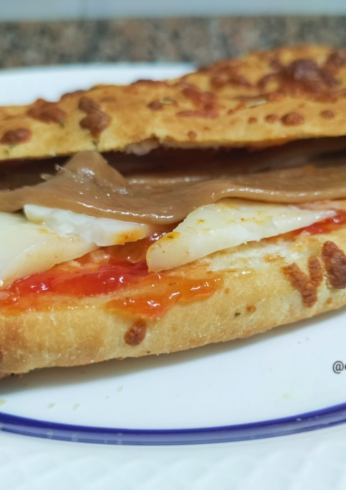 Una foto de Bocadillo de focaccia con queso al pimentón y anchoas en Airfryer