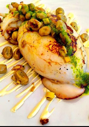 Foto di Calamaro Grigliato con Fave Salsa al Prezzemolo e Aioli