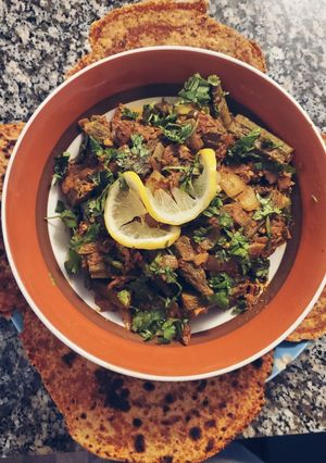 ભીંડી દો પ્યાઝા(Bhindi Do Pyaza Recipe In gujarati) રેસીપી મુખ્ય ફોટો
