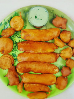 பஜ்ஜி (வாழைக்காய், வெங்காயம், கற்பூரவல்லி) (Bajji recipe in tamil) செய்முறை முக்கிய புகைப்படம்