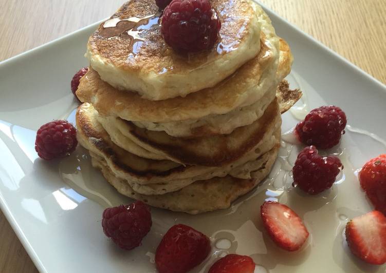 Panquecas com frutos vermelhos e mel